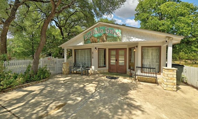 Dripping Springs Casa | Betty Jo & Buffalo Gals-Historic Downtown/Outdoor Oasis & Hot Tub