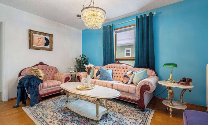East Kootenay Apartamento | Betty Lou's Library | Vintage | Downtown Cranbrook