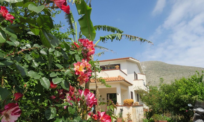 Partanna Villa | Il Roseto di Betty, apartamento con jardín en villa dos elevaciones