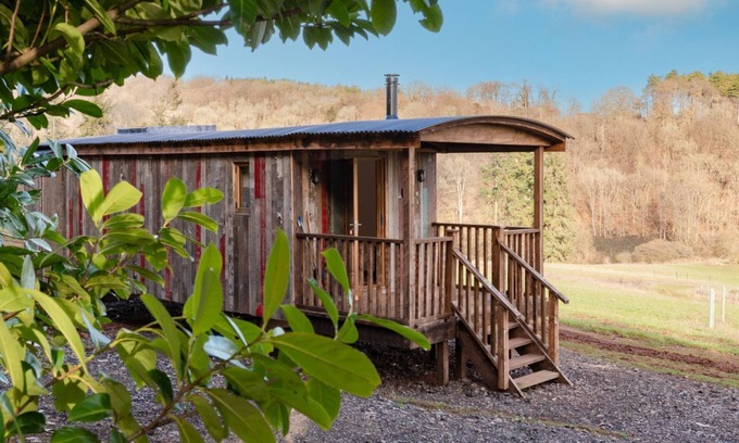 Lydney Cabina | Betty Shepherd's Hut - sleeps 2 guests in 1 bedroom