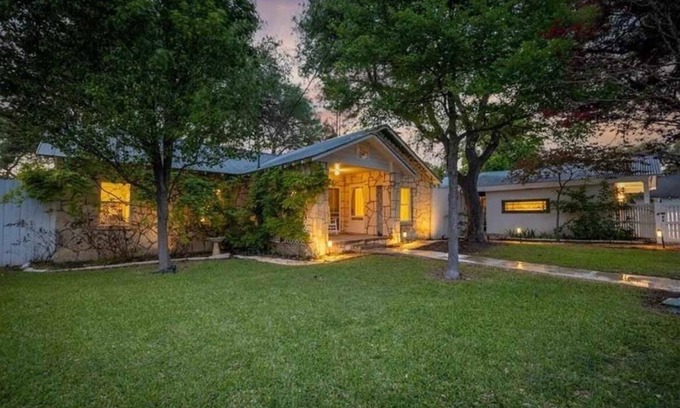 Dripping Springs Casa | BettyJo - Historic Downtown/Outdoor Oasis & Hot Tub