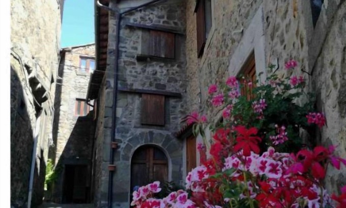 Lanciole Cabaña | Between Lucca and Florence in a medieval castle in Tuscany