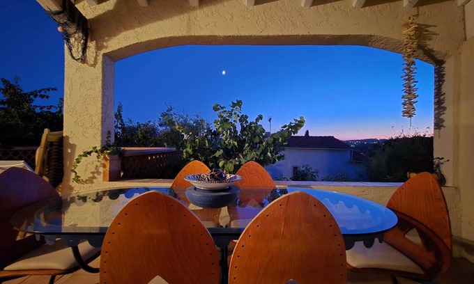 Toulon Casa | Between the sea, town and Mont Faron, Provencal house with large private garden