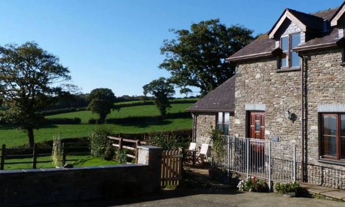 Silian Otro | Beudy Bach in the beautiful Lampeter