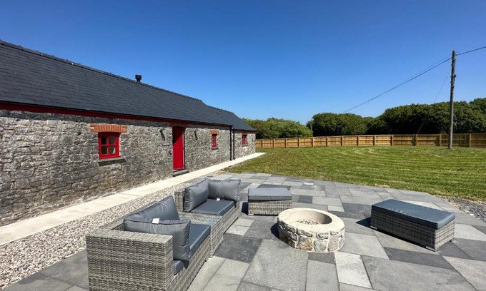 Llanybri Casa | Beudy Howel - A beautiful converted barn close to the coast