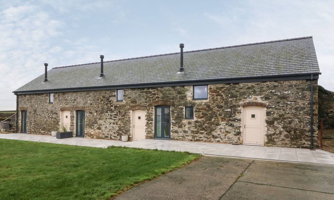Ty Croes Cabaña | BEUDY, pet friendly, with hot tub in Llangefni