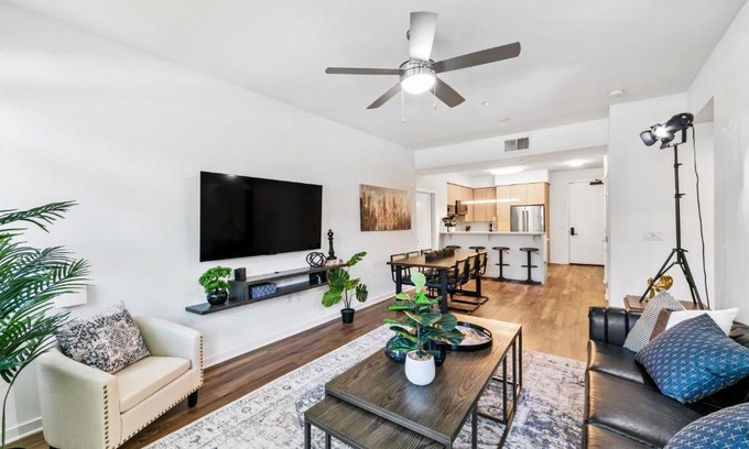 Carthay Circle Apartamento | Beverly Grove Chic City Oasis 2 BR Apt with Den 138