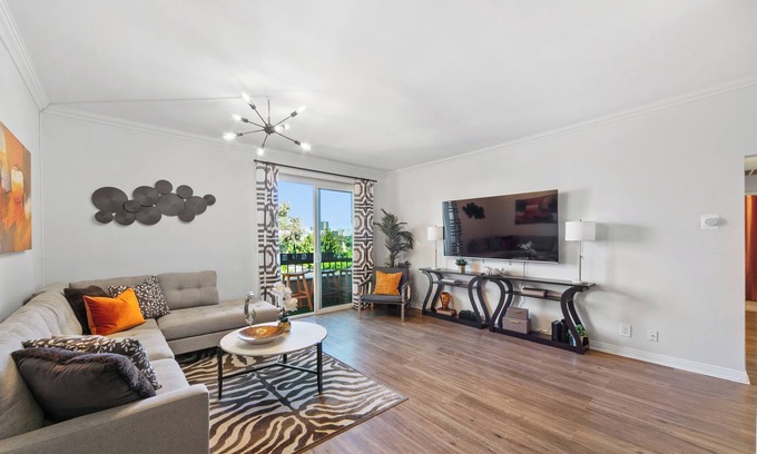 Beverly Hills Apartamento | Beverly Hills Haven 2 BR Apt + Murphy Bed, Parking