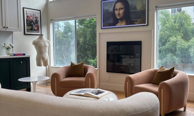 Beverly Grove Apartamento | Beverly Hills Luxe Rooftop Retreat – Cozy Fireplace & Stunning Views