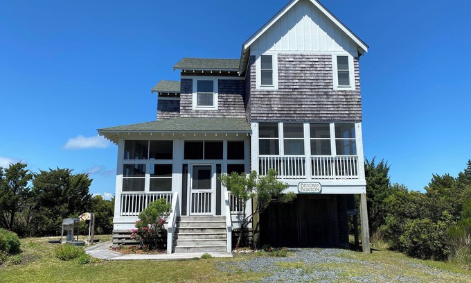 Ocracoke Casa | Relajarse en un ambiente informal en esta hermosa casa que tiene un mont�����n de cubiertas que ofrecen vistas del pantano.