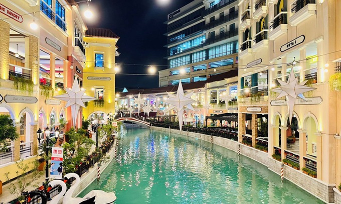 Pinagsama Apartamento | BGC Venice Condo - Balcony, Pool & WiFi - Suite 19
