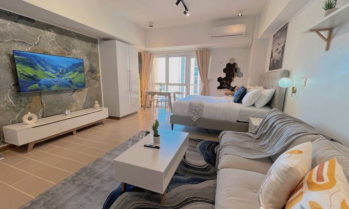 Pinagsama Apartamento | BGC Venice Condo - Balcony, Pool, Wi-Fi - Suite 16