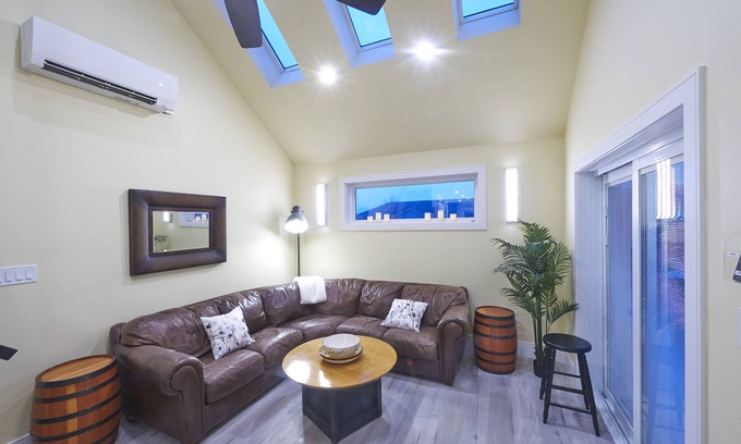 Kitchener Apartamento | BHL Sunset Loft 1 Bedroom 2 Bath