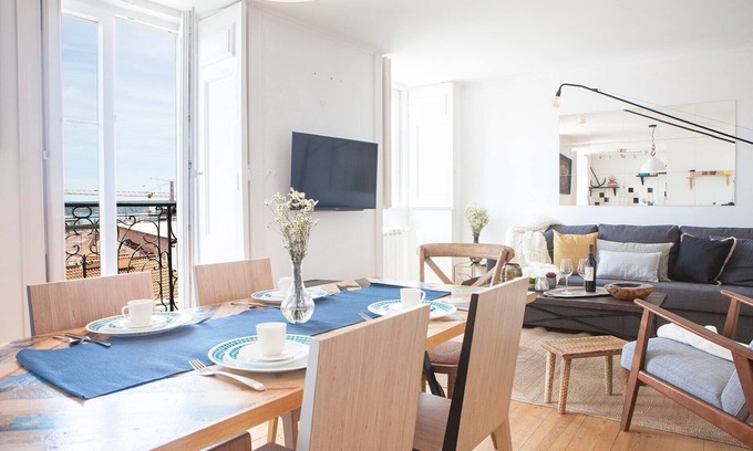 Santos Apartamento | Bica 1 - Cordoeiros - Wonderful two bedroom apartment, fully renovated and decorated with lots of co