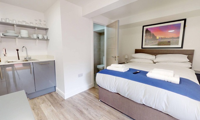 Bicester Apartamento | Bicester Court Lodge The Langford Room | Bicester Holiday Let | 1 Beds & Sleeps 2