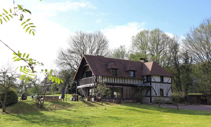 Fierville-les-Parcs Casa | Bienvenue au Coche" half-timbered family home typical of the Auge region