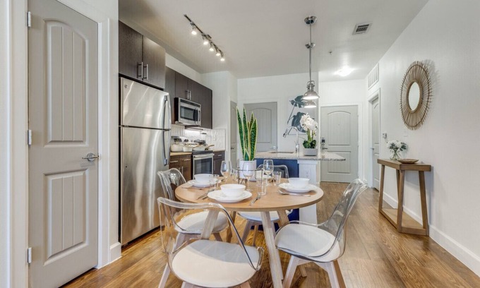 Frisco Apartamento | Big 1B w Pool Near Toyota 2211