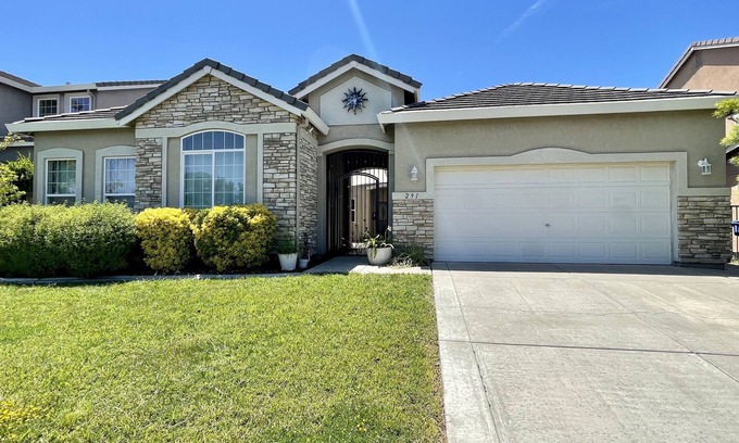 North Natomas Casa | Big 4 bedroom house with parkview 15 min to airport or downtown