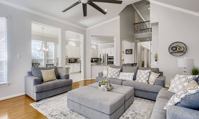 Plano Casa | Big 5 Bed/ 3.5 Bath Modern Home ⌂ Disney+ included, Free Parking, Fast Wi-Fi