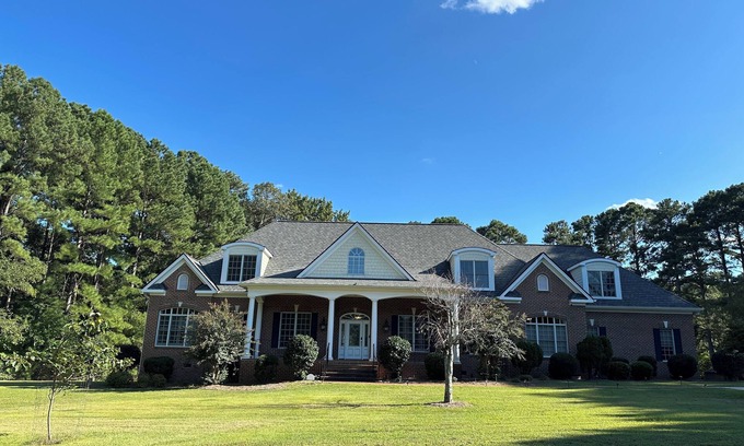 Forestbrook Casa | Big Amazing & Pristine Home on 1.6 Acre with 5 Smart TVs, Fireplace & Gate