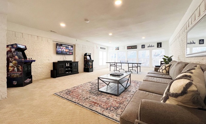 Park Central Casa | Big and Beautiful in Dallas
