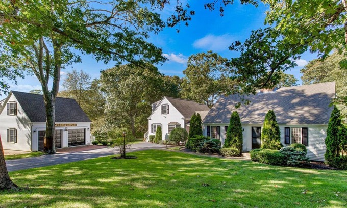 South Orleans Casa | Big and Private in Orleans. Pond View, Sleeps 12: 022-OW
