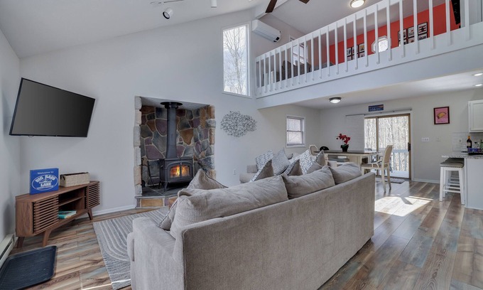 Gouldsboro Casa | Big Bass Lake 4BR Poconos Home - GAME ROOM - POOL