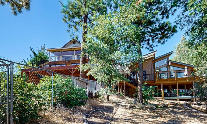 Fawnskin Cabina | Big Bear 7th Heaven ~ Lakeview Chalet with Hot Tub, Sauna, Grill, Great Deck Views