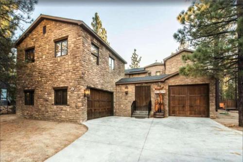 Fox Farm Casa | Big Bear Castle by AvantStay Private Home in Great Big Bear Location w Hot Tub