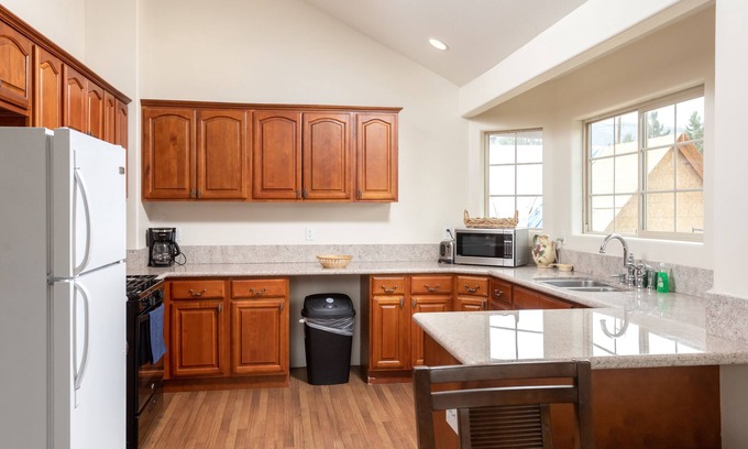 Woodlands Chalet De Esquí | Big Bear Chalet is a roomy house with beautiful mountain views !