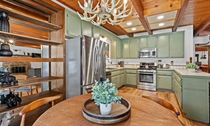 Fox Farm Villa | 5bd for 16/Hot Tub/Pool-Ping Tbl/EV Chrg/Firepit