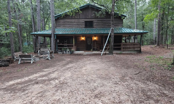Navasota Cabina | Big Beautiful Cabin amongst Towering Pines