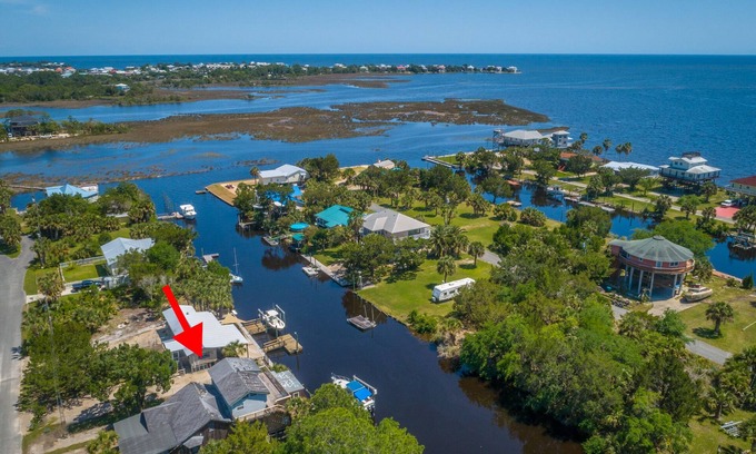 Crawfordville Casa | Big Canal-front house, kayaks, canoes, game room, fish right from the dock.
