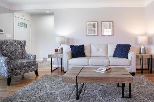 Detroit Apartamento | Big Central Stylish 3 BR/ 3 bath Townhouse. Game room . Home office.