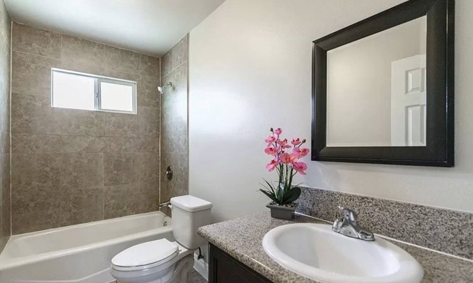Compton Casa | Big Cozy Duplex Home
