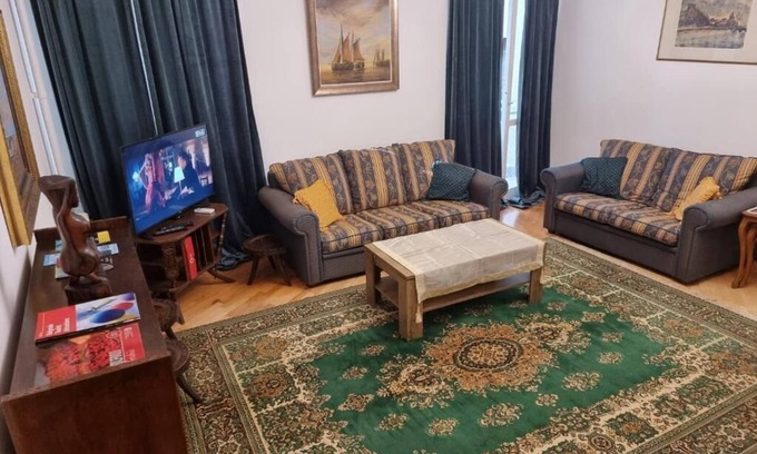 Stari Grad Apartamento | Big Downtown 2 Bedroom Apartment across National Theater