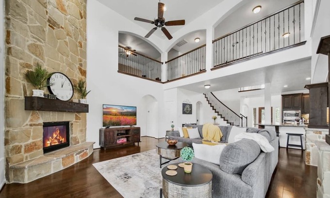 College Park Casa | BIG Family Getaway📍The Woodlands Open floor plan 🎬🎱🏓 Gated Community SLPS 18