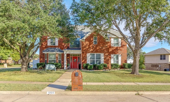 Lewisville Casa | Big family-sized lovely traditional house. 14 minutes to DFW Airport!