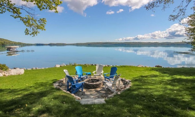Glen Arbor Casa | Big Glen Lakefront in Glen Arbor