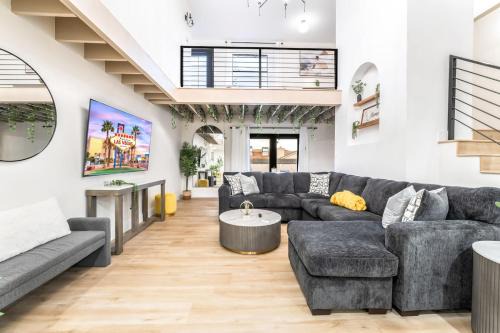 Las Vegas Casa | Big Groups, Heated Pool, 10 Mins To Strip, Games