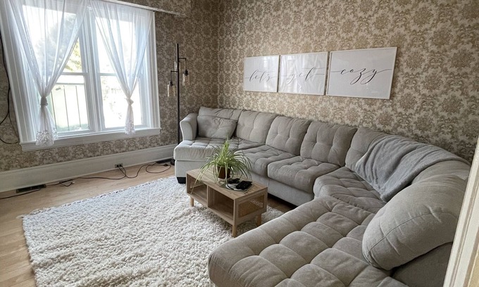 Clearview Casa | Big Historic Collingwood Home, Prime Location. Pet Friendly with Mountain Views