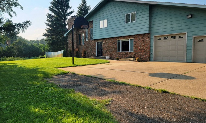Dickinson Casa | Big house, big yard in the middle of Dickinson. Very private and peaceful.
