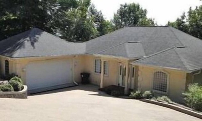 Roach Casa | BIG ISLAND TIME Lakefront Family Vacation Home-4 Bd-3.5 Bth-Sleeps15-Cove-Dock