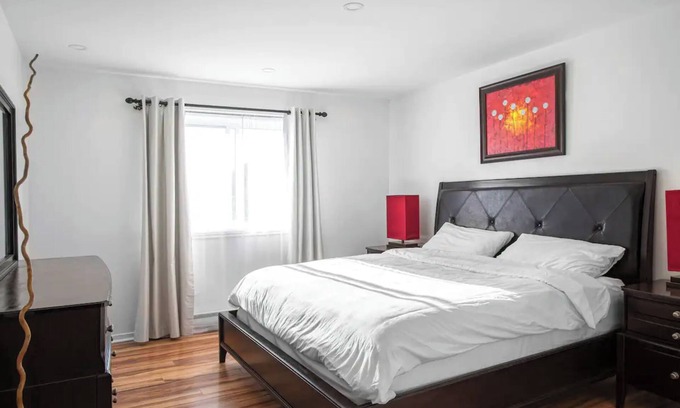 Greenfield Park Condominio | Big & Luxurious, Free Parking, King Size Bed, TV