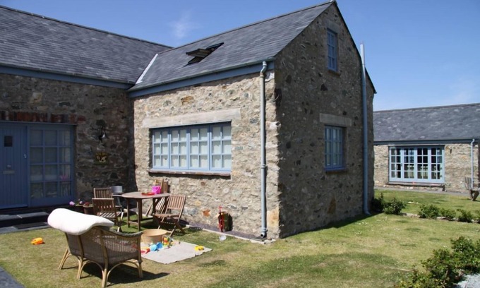 Llanfaethlu Cabaña | Big Moo - a sea view that sleeps 8 guests in 4 bedrooms
