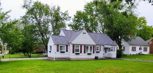West Seneca Casa | Big new house with huge parking