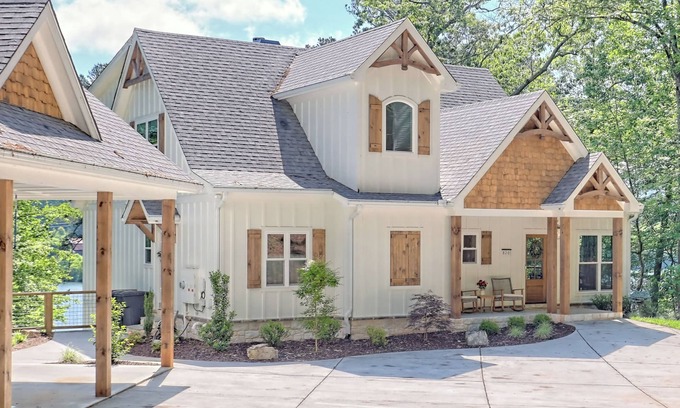 Hiawassee Casa | Big Oak Bungalow by Chatuge Home Concierge Lake house, private dock ,hot tub, ping pong, foosball, fireplace