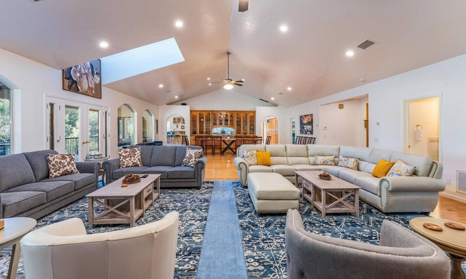 Oakhurst Casa | Big Oak Manor w/movie theater, hot tub, sleeping for 20!