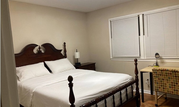 Southwest Raleigh Casa | big parking -2-bedroom with AC and WiFi in brilliant Raleigh
