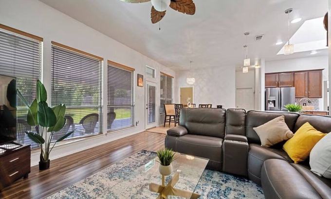 Southeast Arlington Casa | Big private yard, King bd, near lake & major hwy